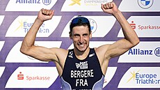 Francouzský triatlonista Léo Bergere vybojoval zlato v závodě mistrovství...