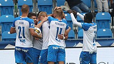 Hráči Baníku Ostrava slaví gól proti Zlínu.