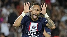 Neymar v dresu Paris Saint-Germain pi své tradiní gólové oslav bhem utkání...