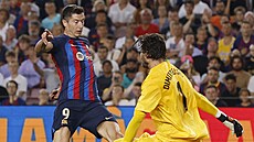 Úto�ník Barcelony Robert Lewandowski v zápase proti týmu Rayo Vallecano ve...