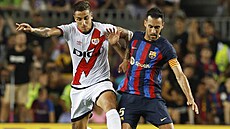 Kapitán Barcelony Sergio Busquets a Oscar Trejo z týmu Rayo Vallecano v souboji...