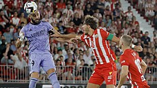 Karim Benzema v souboji s hrá�i týmu Almería b�hem zápasu �pan�lské ligy.