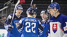 Finové Aatu Raty a Roni Hirvonen slaví gól proti Slovensku v zápase hokejového...