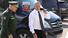 Ruský prezident Vladimir Putin a ruský ministr obrany Sergej Šojgu se účastní...
