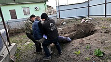 Muži v Andrijivce exhumují tělo muže, kterého zde během okupace zavraždili...