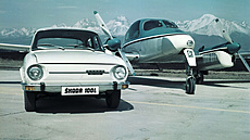 Škoda 100L na reklamním snímku, podpořená letounem L-200A Morava,  foceno na...