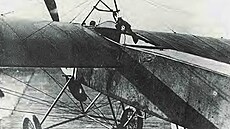 Fokker A.I vyzbrojený pukou Flieger-Selbstladekarabiner Modell 1915