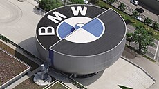 Slavn budova BMW v Mnichov slav padestiny. Pro jej specifick tvar ji...