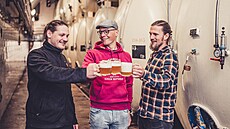 Sládek jabloneckého minipivovaru Volt Martin Palou� (vlevo), Petr Ko�in z...