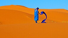 Ná� pr�vodce si smotává turban.