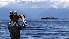 Člen čínské armády sleduje tchajwanskou loď během vojenského cvičení. (5. srpna...