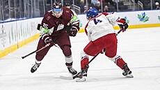 Felikss Gavars proniká do úto�ného pásma p�es Ji�ího Tichá�ka v zápase na MS do...