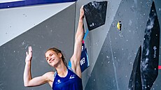 eská lezkyn Elika Adamovská topuje ve finále boulderingu na multisportovním...