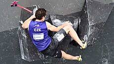 eský lezec Adam Ondra v úvodní boulderingové ásti kombinace na mistrovství...