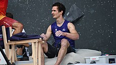 Mírn zklamaný eský lezec Adam Ondra eká na vyhláení výsledk kombinace na...