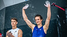 eský lezec Adam Ondra (vpravo) na startu olympijské kombinace na mistrovství...