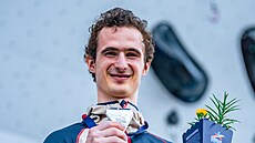 eský lezec Adam Ondra se raduje ze stíbrné medaile v olympijské kombinaci na...