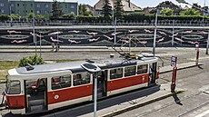 Praha. Mural na tramvajovém obratiti Nádraí Hostiva vytvoil umlec David...