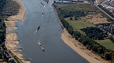 Řeka Rýn zaznamenává výrazný pokles hladiny vody, což komplikuje především...