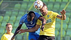 Karvinský stoper Jan �ídek (vpravo) v souboji s vla�imským úto�níkem Michaelem...