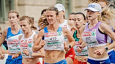 Tereza Hrochová (uprosted) na trati maratonu na mistrovství Evropy v Mnichov