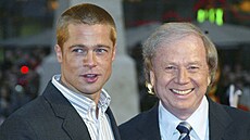 Herec Brad Pitt se zesnulým reisérem Wolfgangem Petersenem na erveném koberci...