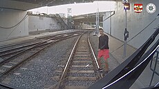 Rozčílený mladík mrštil po tramvaji v Brně kameny