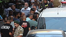 Ozbrojený Libanonec, jenž přepadl banku, nastupuje do auta. Požadoval peníze,...
