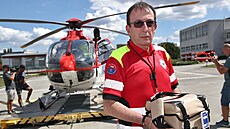 �editel Letecké záchranné slu�by Moravskoslezského kraje Roman G�ego� ukazuje...