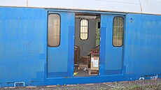 Vypá�ená vrata, p�es která se zlod�ji dostali do vagonu, nalo�eného humanitární...