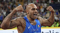 Lamont Marcell Jacobs slaví vítzství ve finále stovky na ME.