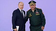 Ruský prezident Vladimir Putin se svým ministrem obrany Sergejem Šojguem (15....