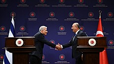 Úřadující izraelský premiér Jair Lapid (vlevo) a turecký ministr zahraničí... | na serveru Lidovky.cz | aktuální zprávy