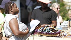 Prodávají se i tradiní africké perky.