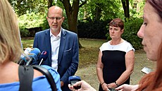 Senátor Zbyn�k Linhart (STAN) a ministryn� �ivotního prost�edí Anna Hubá�ková...