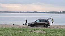 N�kte�í rybá�i se nerozpakují vjet autem mimo vyzna�ené cesty, dokonce a� k...