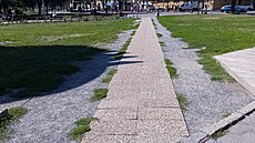 Vy�lapané stezka na Nám�stí Ji�ího z Pod�brad dostala �ú�ední razítko�.