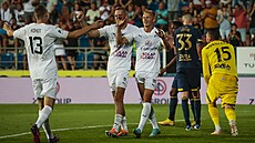 Estonský zálo�ník Vlasij Sinjavskli ze Slovácka se se spoluhrá�em Kalabi�kou a...