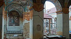 Kostel, ambity a ohradní ze� budou mít zvenku okrovou barvu v kombinaci s...