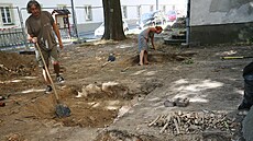 Przkum starého hbitova pod kostelem Nanebevzetí Panny Marie. Archeology tu...