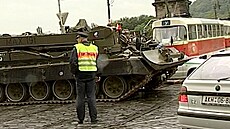 Tanky pomohly pedejít protrení Karlova mostu. (srpen 2002)