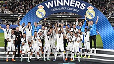 Fotbalisté Realu Madrid pózují se Superpohárem, který získali po výhře 2:0 nad...