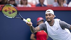 Nick Kyrgios v duelu s Daniilem Medvedvem.