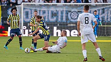 Michal Kadlec ze Slovácka zastavuje Miguela Crespa z Fenerbahce.