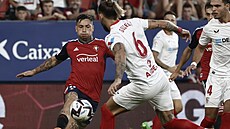 Chimy Avila (vlevo) z Osasuny sledovaný Nemanjou Gudeljem ze Sevilly.