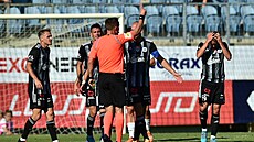 ervená karta pro Nicolase Pennera z eských Budjovic (vpravo).