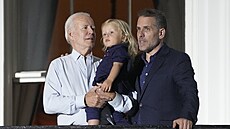 Prezident Joe Biden s vnukem Beau a synem Hunterem Bidenem (Washington, 4....