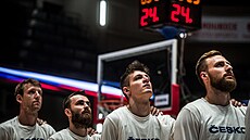 etí basketbalisté Jan Veselý, David Jelínek, Vít Krejí a Martin Kí (zleva)...