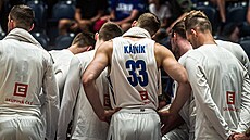 etí basketbalisté se radí, s íslem 33 debutující James Kárník.