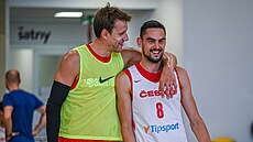Jan Veselý (vlevo) a Tomá� Satoranský na tréninku �eských basketbalist�